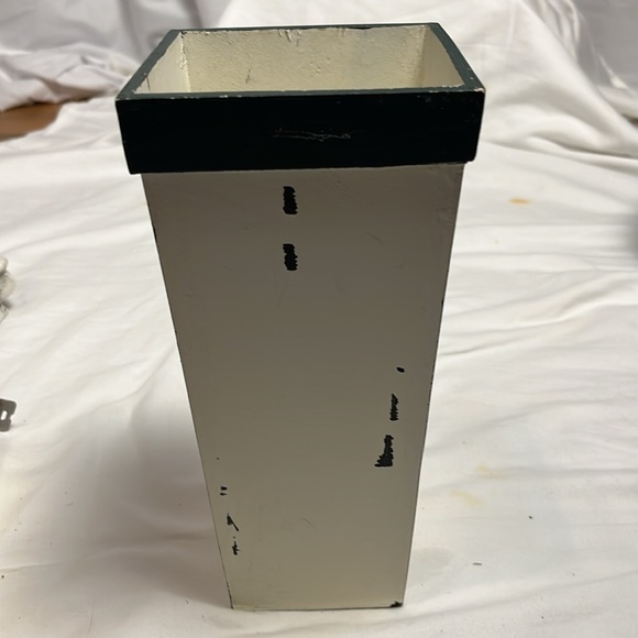 Wood base/planter with rose motif and distressing - Picture 4 of 6